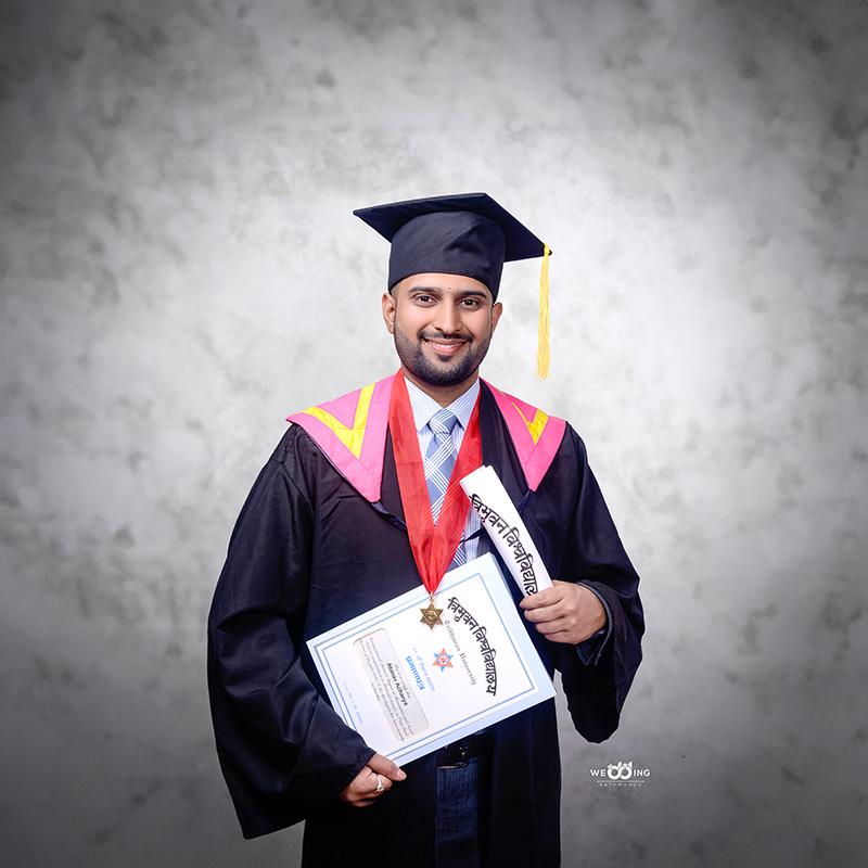 The price of a studio photo shoot for graduation and photo framing in